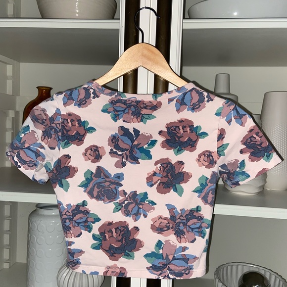 Aritzia short sleeve floral crop top, women’s size XS - Picture 7 of 7